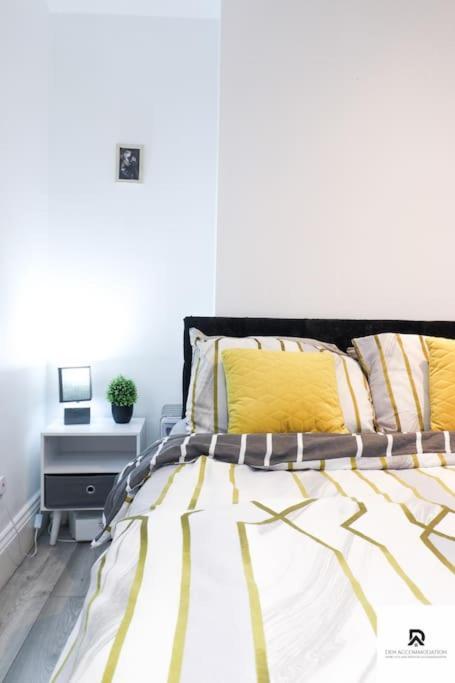 Den Accommodation & Short Lets Greenwich London - 3 Bed House Exterior photo