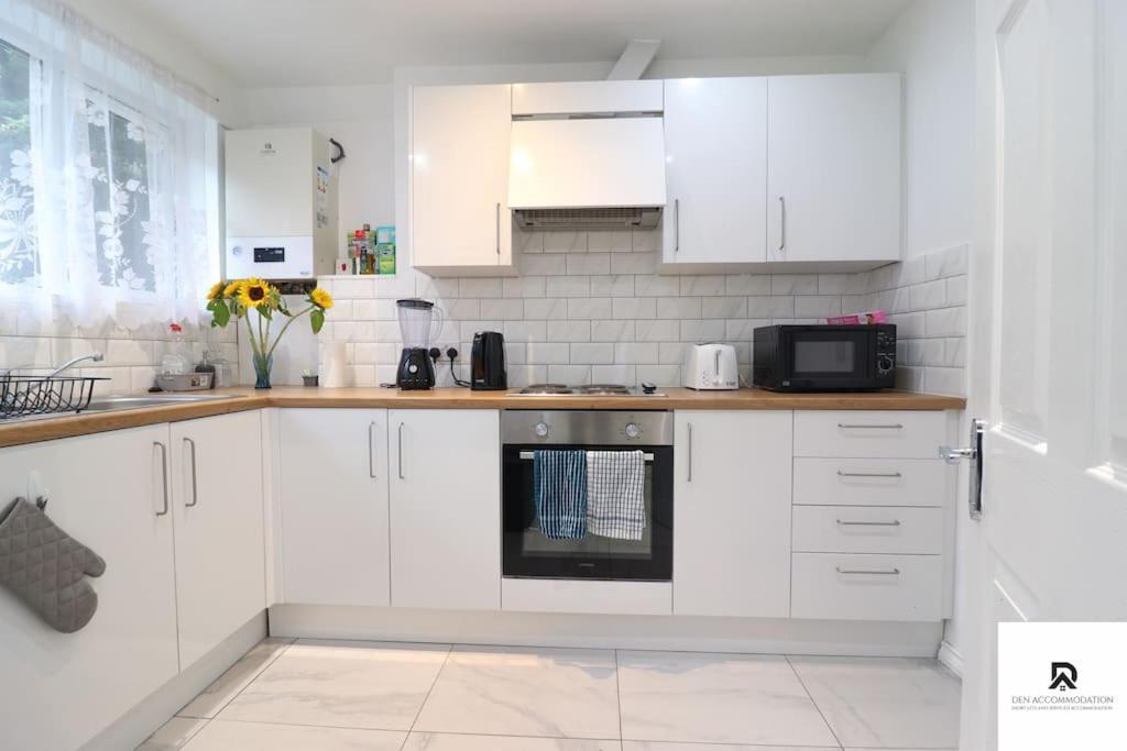 Den Accommodation & Short Lets Greenwich London - 3 Bed House Exterior photo